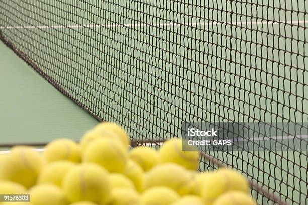 Foto de Fora De Foco Bolas Em Uma Quadra De Tênis Indoor e mais fotos de stock de Amarelo - Amarelo, Bola, Bola de Tênis
