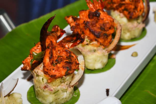 boulangerie/grillades/frites/crevettes/crevettes tigrées de barbecue populaire de fruits de mer de la zone côtière de l’inde - food rice lobster scampi photos et images de collection