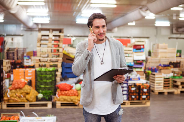 uomo in magazzino - clipboard men sales occupation casual foto e immagini stock