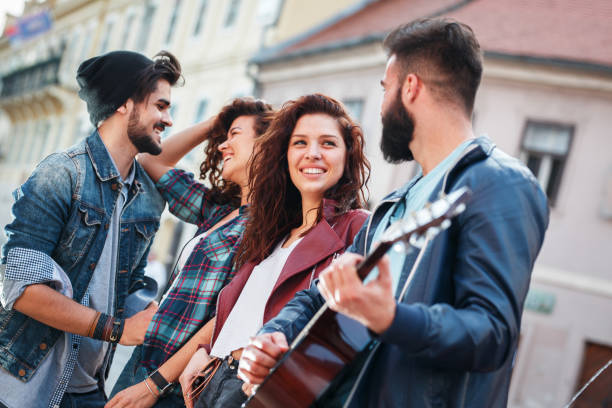 istock friends hangout 915780386
