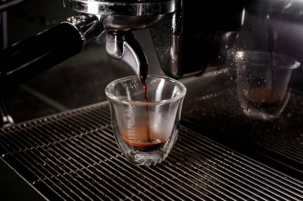 istock Modern coffee machine pouring coffee into the coffee mug 915783324