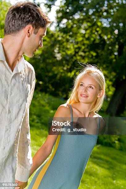 Feliz Joven Atractiva Pareja Caminando Juntos Al Aire Libre Foto de stock y más banco de imágenes de Adulto