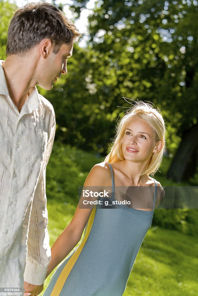 Молодой счастливым привлекательные пара ходить вместе на открытом воздухе - Стоковые фото Близость роялти-фри
