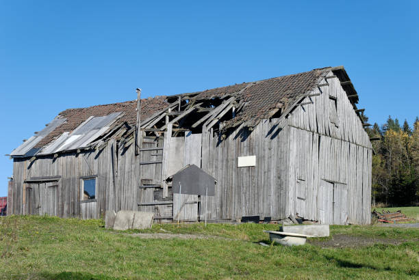 decrepit barn - rumbling zdjęcia i obrazy z banku zdjęć