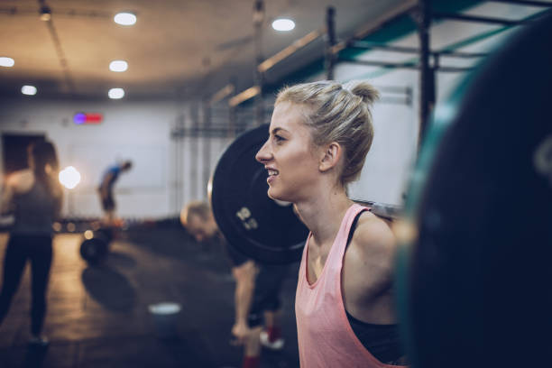 istock Strong girl in gym 915787078
