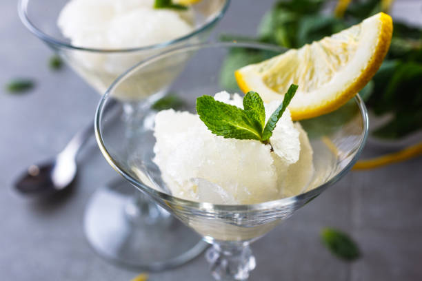 ein traditionelles italienisches dessert - lemon ice cream stock-fotos und bilder