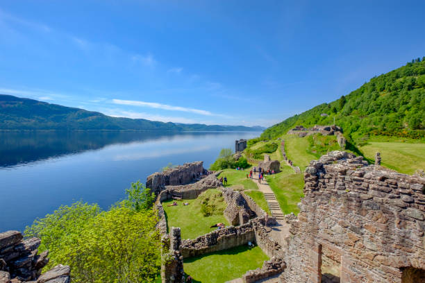 castello di urquhart, loch ness, scozia - scotland castle loch ness urquhart castle foto e immagini stock