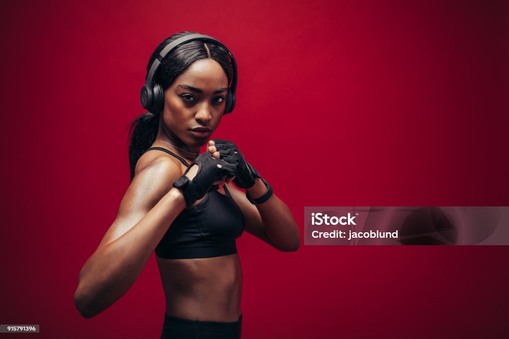 Fêmea boxer com postura de luta - Foto de stock de Origem Africana royalty-free