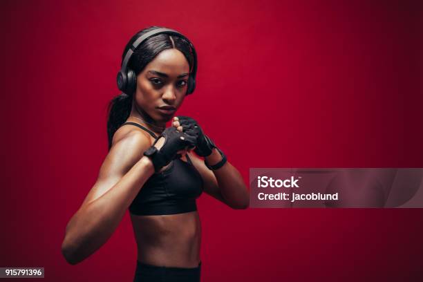 Foto de Fêmea Boxer Com Postura De Luta e mais fotos de stock de Origem Africana - Origem Africana, Boxe - Esporte, Fone de Ouvido - Equipamento de som