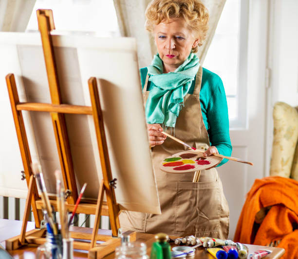 istock Senior woman artist. 915791788