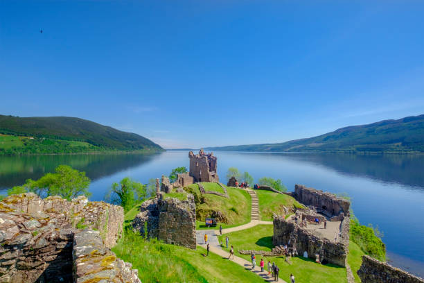 château d'urquhart, loch ness, écosse - loch ness scotland castle urquhart castle photos et images de collection