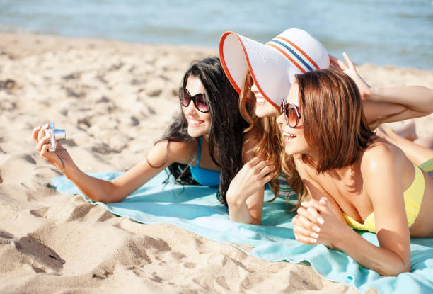 istock girls making self portrait on the beach 915792442