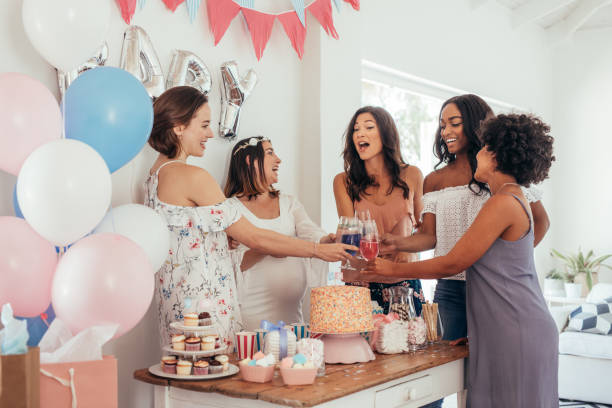 donne che brindano con succhi alla festa della baby shower - baby shower women home interior indoors foto e immagini stock