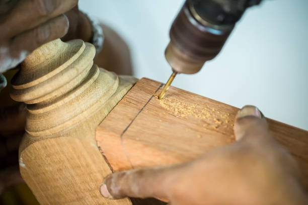 trabajo es con una varilla de madera taladro para introducir la tuerca, el tornillo en él. imagen para fondo - 5519 fotografías e imágenes de stock