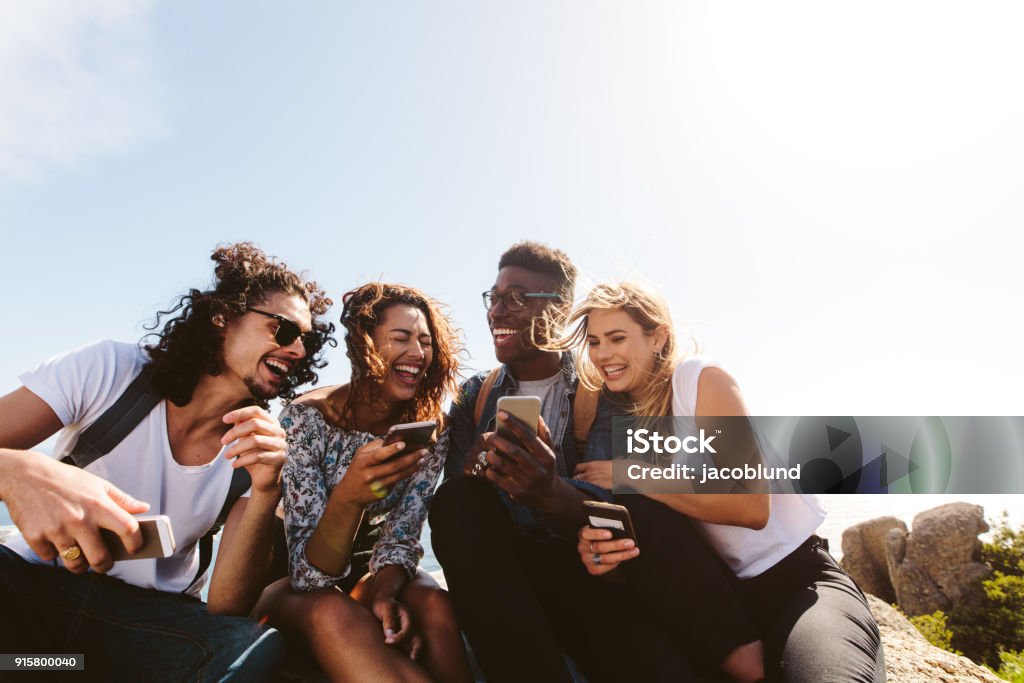 Grupo de pessoas se divertindo em suas férias - Foto de stock de Amizade royalty-free