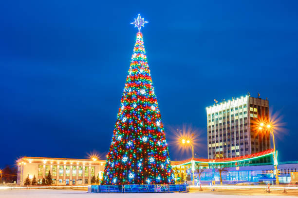 istock Gomel, Belarus. Xmas Christmas Tree In Lenin Square At Evening Or Night Illuminations Lights. Famous Place At Winter New Year Holiday Season 915800872