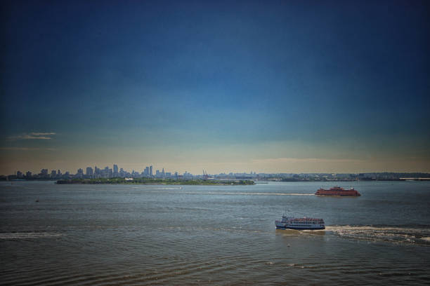 skyline di new york al tramonto - ferry new york city ellis island new york state foto e immagini stock