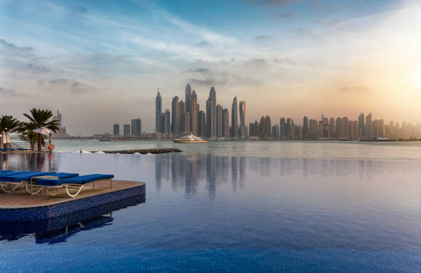 blick auf die skyline von dubai marina während des sonnenuntergangs - dubai beach hotel skyline stock-fotos und bilder