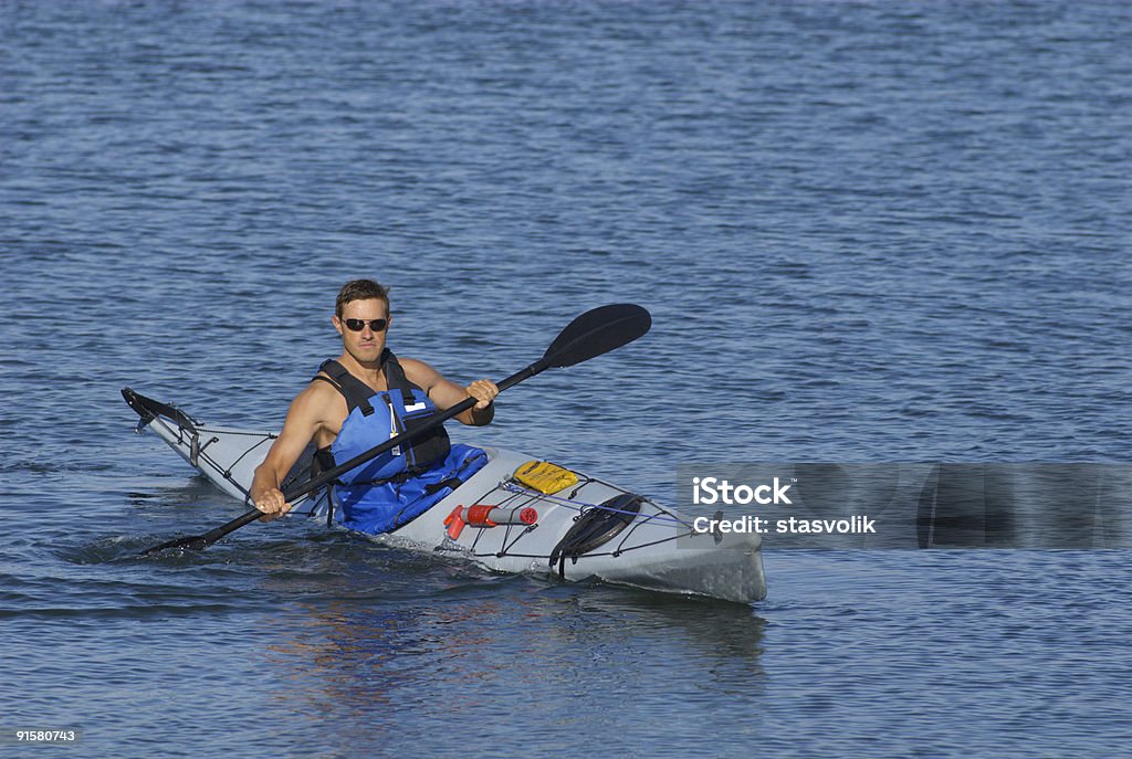 Homme athlétique montrant son kayak compétences - Photo de Activité libre de droits