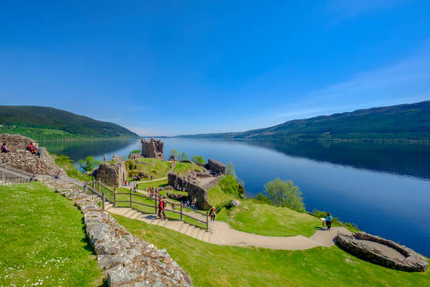 castello di urquhart, loch ness, scozia - scotland castle loch ness urquhart castle foto e immagini stock