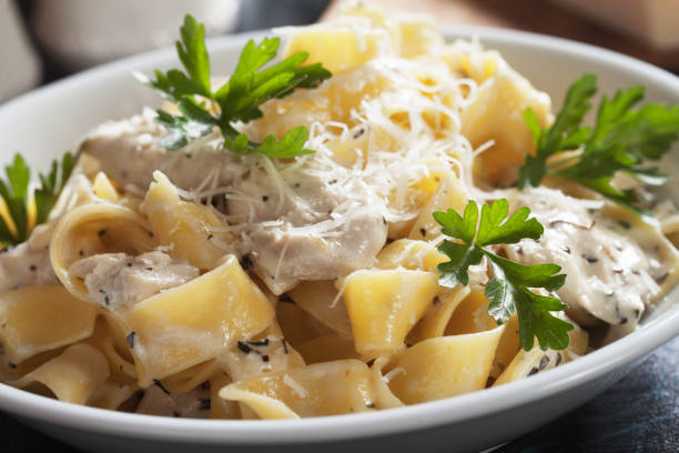 istock Italian chicken alfredo pasta 915810080