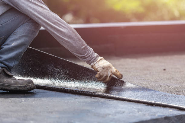 gruppo di lavoratori che installa fogli di catrame sul tetto dell'edificio. sistema impermeabile per gas e fuoco - roof foto e immagini stock