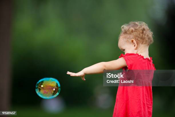 Rapariga Engraçada - Fotografias de stock e mais imagens de Bolha - Estrutura Física - Bolha - Estrutura Física, Criança pequena, Alegria