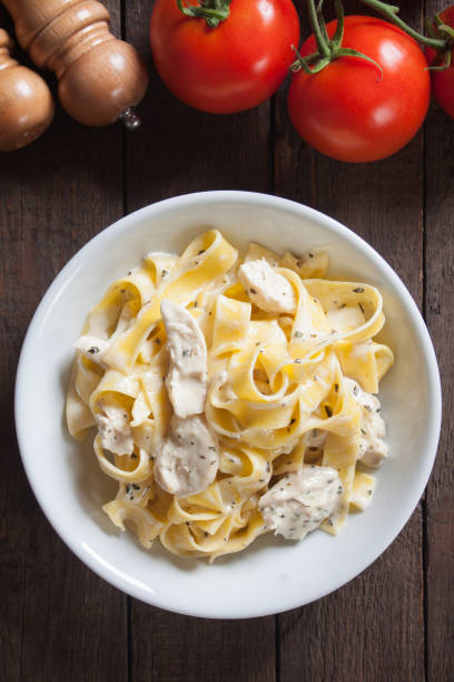 istock Italian chicken alfredo pasta 915815152