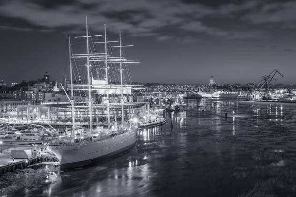 port de göteborg en soirée - tall ship gothenburg sweden night photos et images de collection
