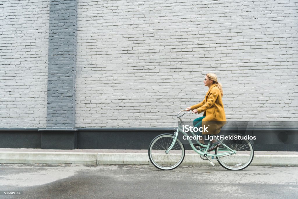 Vélo équitation femme - Photo de Faire du vélo libre de droits