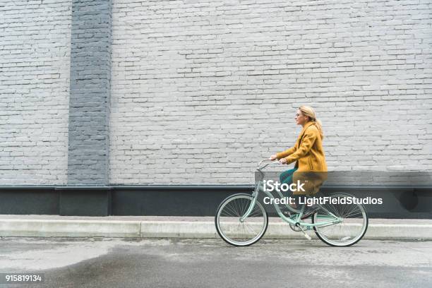 Photo libre de droit de Vélo Équitation Femme banque d'images et plus d'images libres de droit de Faire du vélo - Faire du vélo, Vélo, Ville - Milieu urbain