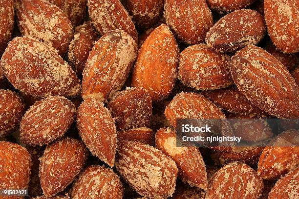 Asado Fondo De Textura De Almendras Foto de stock y más banco de imágenes de Almendra - Almendra, Asado - Alimento cocinado, Sal - Condimento