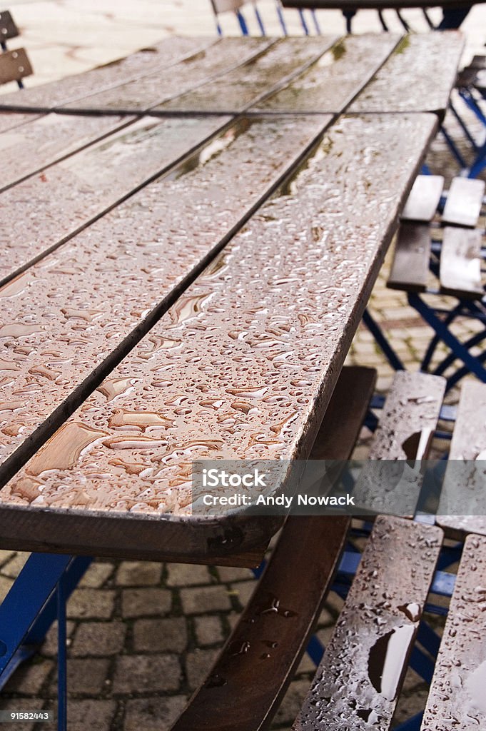 Quedas nas mesas - Foto de stock de Mesa de Piquenique royalty-free