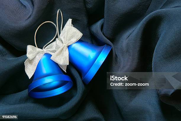 Foto de Sinos De Natal Em Fundo De Tecido e mais fotos de stock de Azul - Azul, Beleza, Bola de Árvore de Natal