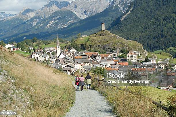 Câmara Para Ardez Village - Fotografias de stock e mais imagens de Adulto - Adulto, Aldeia, Alpes Europeus