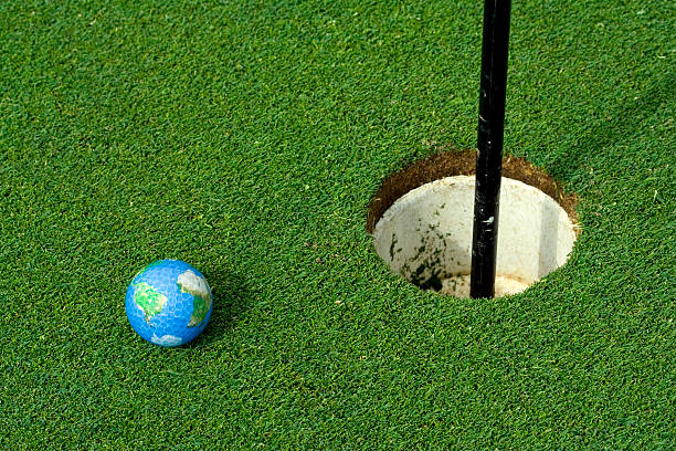 mapa-múndi bola de golfe perto de buraco - golf ball circle ball curve - fotografias e filmes do acervo