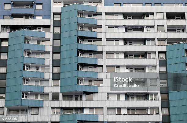 Bloque De Apartamentos Foto de stock y más banco de imágenes de Plattenbau - Plattenbau, Aburrimiento, Aire libre