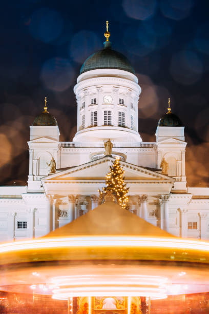 helsinki, finlândia. mercado de natal na praça do senado com carrossel de férias e famoso ponto turístico é a catedral luterana em noite de inverno - helsinki lutheran cathedral - fotografias e filmes do acervo