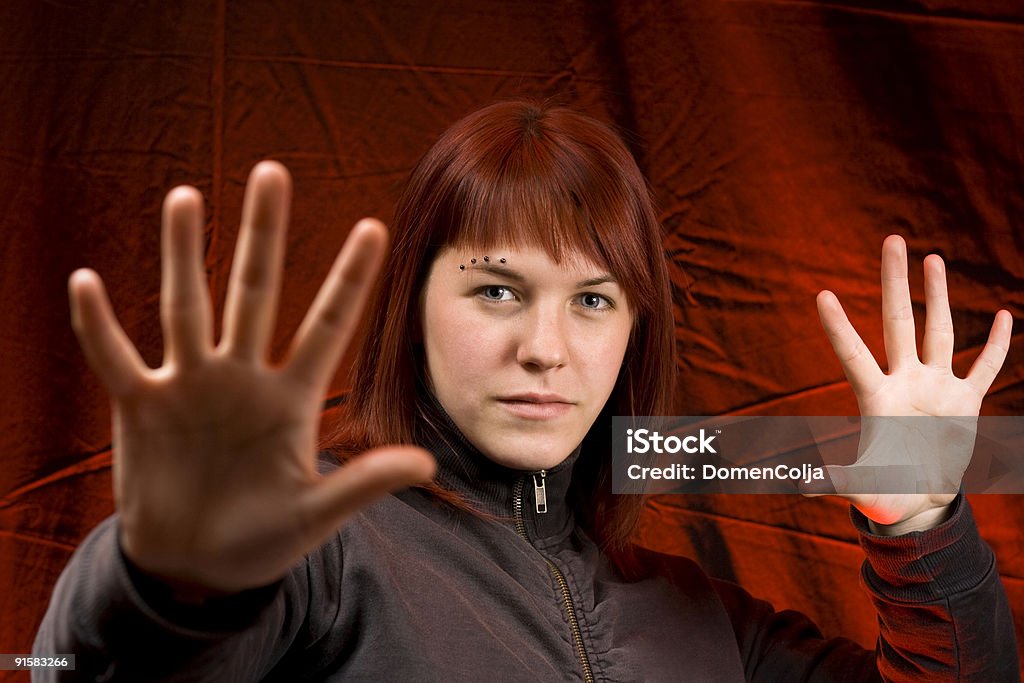 Ragazza con le mani davanti alla telecamera - Foto stock royalty-free di Musicista di musica pop