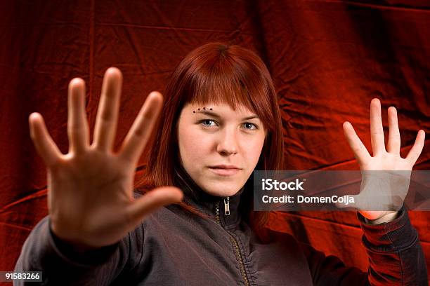 女性が彼女の手でカメラの前 - ポップミュージシャンのストックフォトや画像を多数ご用意 - ポップミュージシャン, 写真撮影, 18歳から19歳