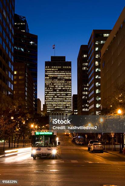 Deaderick Street Nashville - Fotografias de stock e mais imagens de Carro - Carro, Cidade, Farol - Luz de Veículo