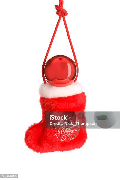 Meia De Natal Vermelha Em Sintonia Com A Bola - Fotografias de stock e mais imagens de Bola de Árvore de Natal - Bola de Árvore de Natal, Bota, Branco