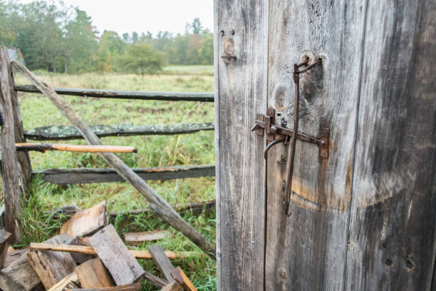 istock Door latch and fence 915834874