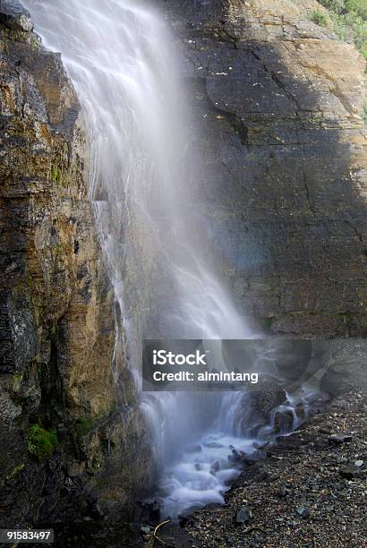 Foto de Cachoeiras Na Estrada e mais fotos de stock de Cascata - Cascata, Cena Não-urbana, Curso de Água