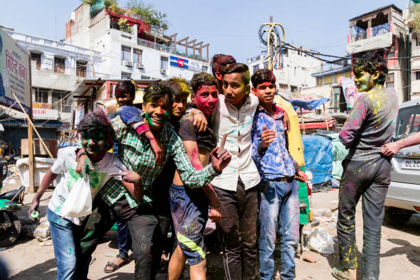 nova deli, índia, 3 de março de 2017: adolescente comemorando o famoso e coloful holi festival em nova deli, índia - human face india new delhi traditional culture - fotografias e filmes do acervo