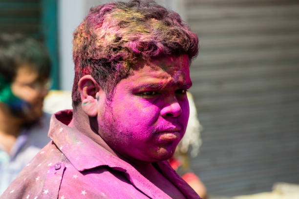 nova deli, índia, 3 de março de 2017: pessoas celebrando o famoso e coloful holi festival em nova deli, índia - human face india new delhi traditional culture - fotografias e filmes do acervo