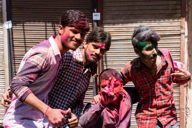 nova deli, índia, 3 de março de 2017: pessoas celebrando o famoso e coloful holi festival em nova deli, índia - human face india new delhi traditional culture - fotografias e filmes do acervo