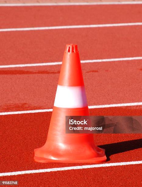 Cono Señalizador En La Pista De Atletismo Foto de stock y más banco de imágenes de Cono - Cono, Cono señalizador, Barrera de construcción