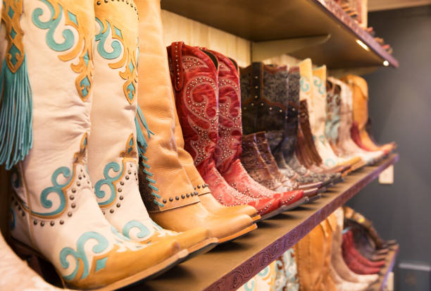 stivali cowboy su uno scaffale in un negozio, allineati - wild west boot shoe cowboy foto e immagini stock