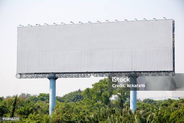 Cartelera En Blanco En El Lateral En El Parque Imagen Para Espacio De Copia Foto de stock y más banco de imágenes de Valla publicitaria